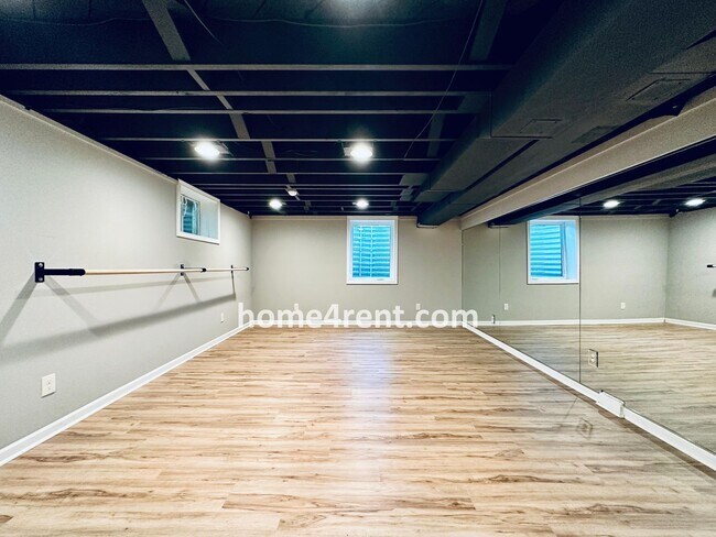 Building Photo - Updated Ranch Style Home in Prairie Villag...