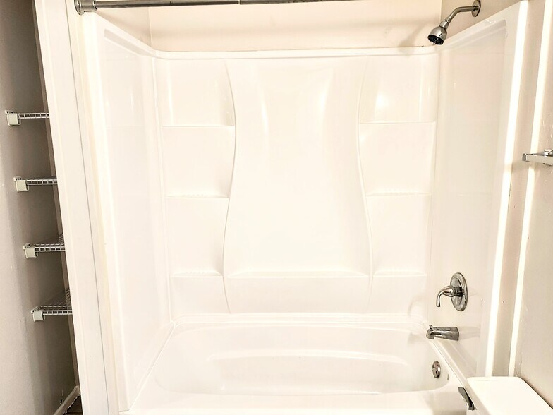 Shower tub combo - 2519 beech st
