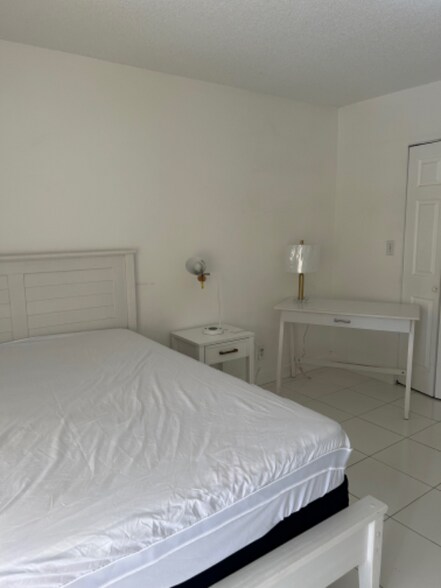 Building Photo - 470 NW 20th St