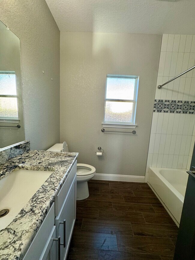 Building Photo - 124 Parkcrest