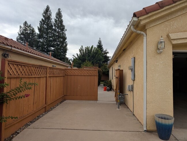 Building Photo - Wonderful 4 bedroom home in Clovis offering a pool, spa, 3 car garage, potential RV and or boat s...