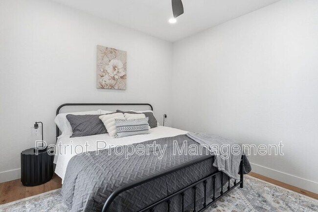 Building Photo - 9708-9708 E Vía Linda