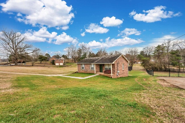Building Photo - This charming rental in a convenient Clarksville location!
