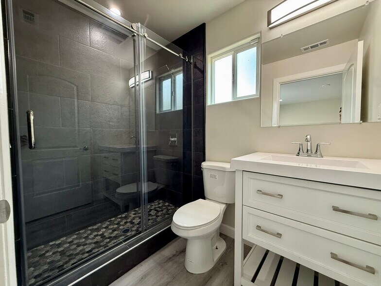 En suite primary bathroom - 1141 W 49th St