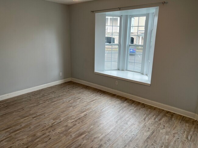 Building Photo - 1318 Suncrest Village