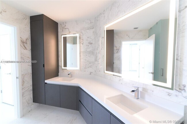 Building Photo - 851 NE 1st Ave