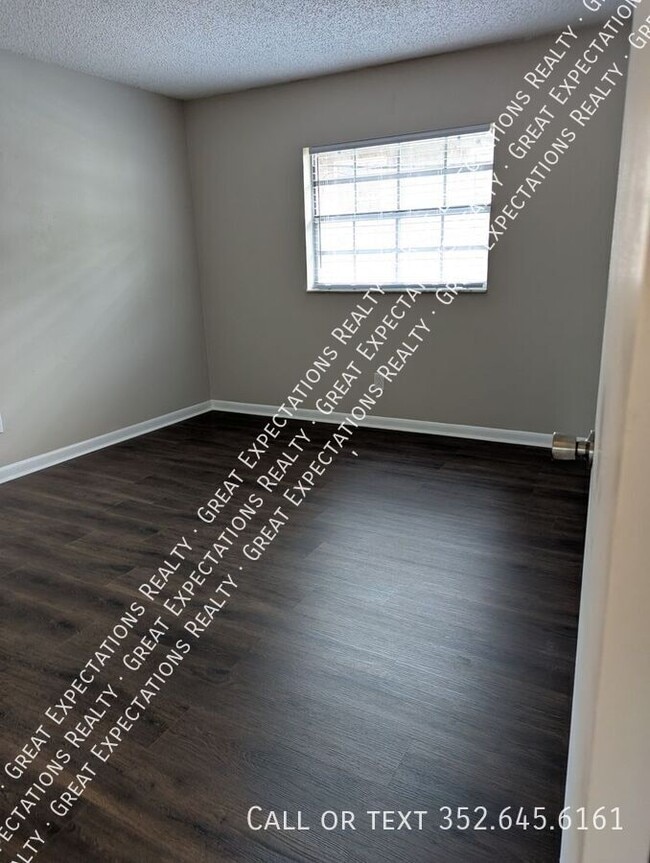 Building Photo - 147 SE 13th Ave