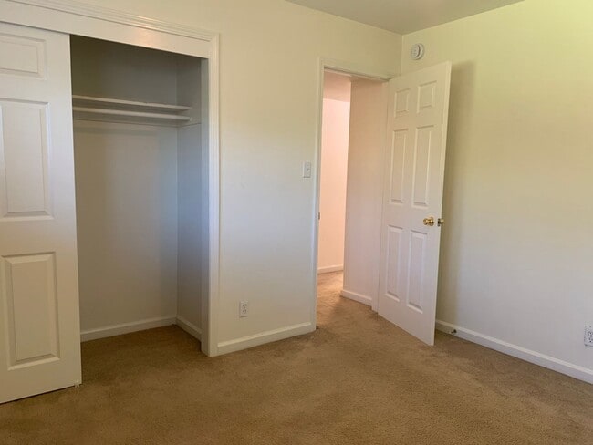 Building Photo - 3 bedroom 2 bath home with HUGE yard in Orangevale