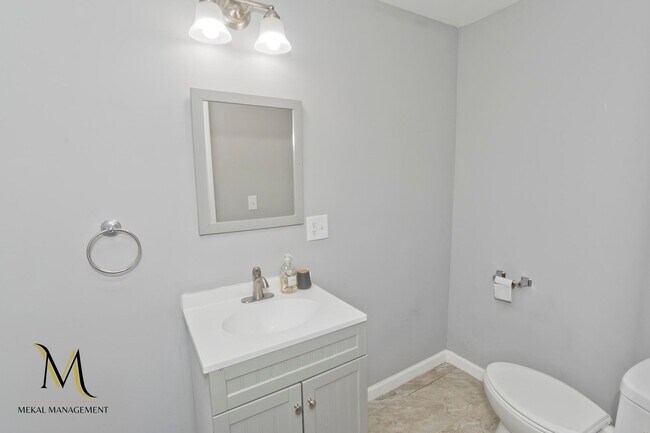 Building Photo - Single Family Home just minutes away from E. Longmeadow!