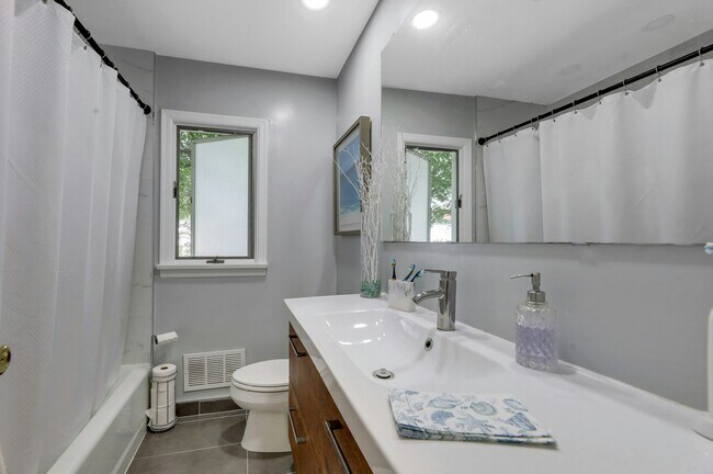 Building Photo - 39-21 Knott Terrace