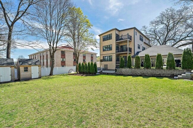 Building Photo - 144 Linden St