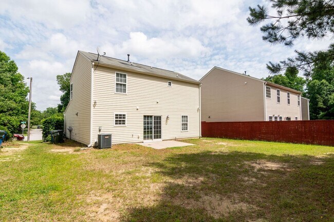 Building Photo - Great 3 Bedroom Home with Large Yard and 1 Car Garage! Raleigh-Available July 15th!