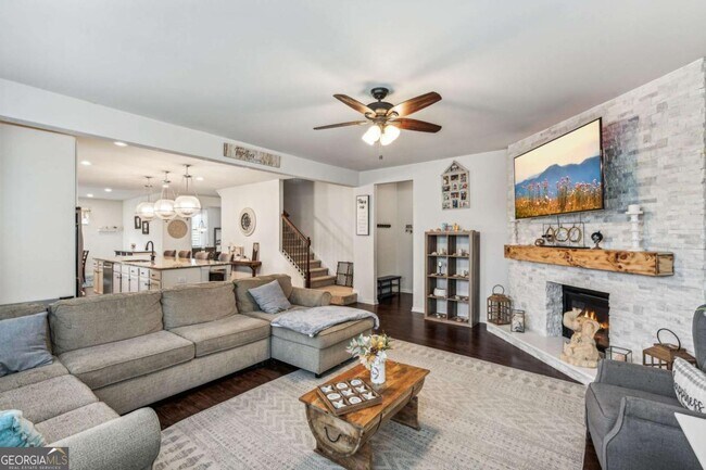 Building Photo - 5545 Mirror Lake Dr