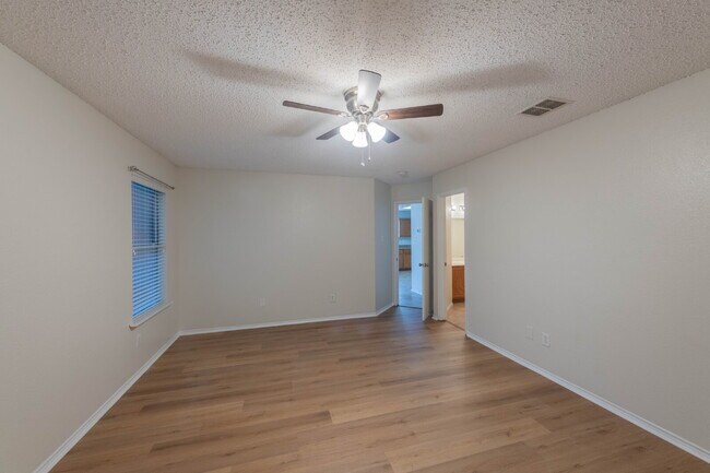 Building Photo - Great Location!