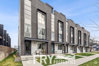 Building Photo - End Unit Townhome in Fantastic Location