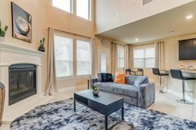 Building Photo - 4416 Lakeview Dr
