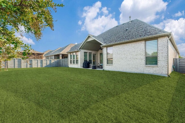 Building Photo - "Charming 3-Bed Haven in Little Elm with G...