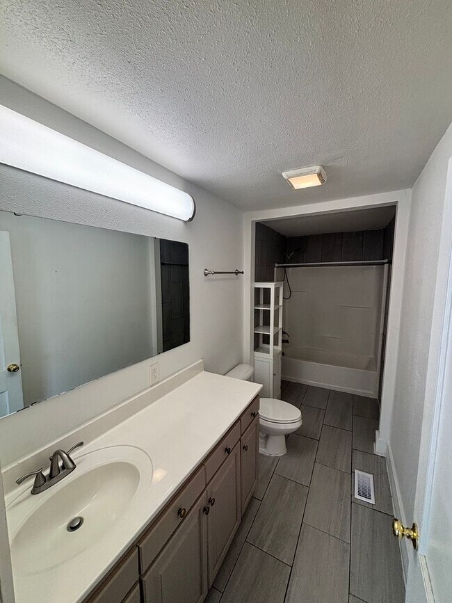 Building Photo - Cottage Minutes from Downtown and UT Campus!