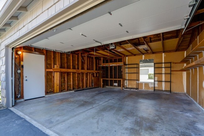 Building Photo - 3 Bed / 2.5 Bath light and spacious townho...