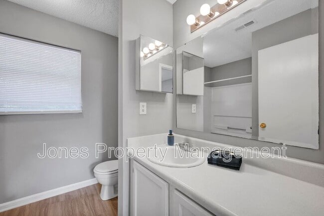 Building Photo - 307 Country Club Dr NE