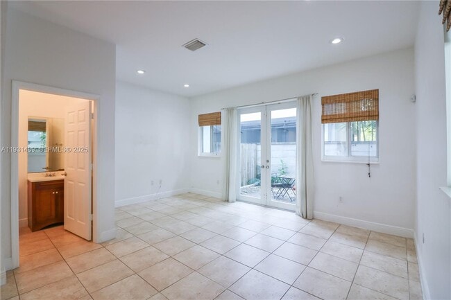 Building Photo - 2947 Coconut Ave