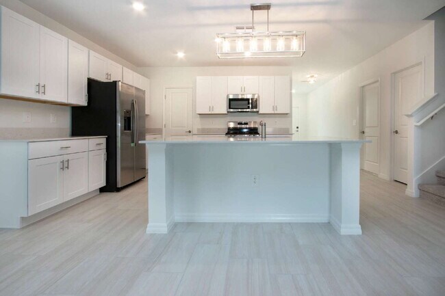 Building Photo - Lakeside Luxury in Parrish - 5 Bedroom BRA...