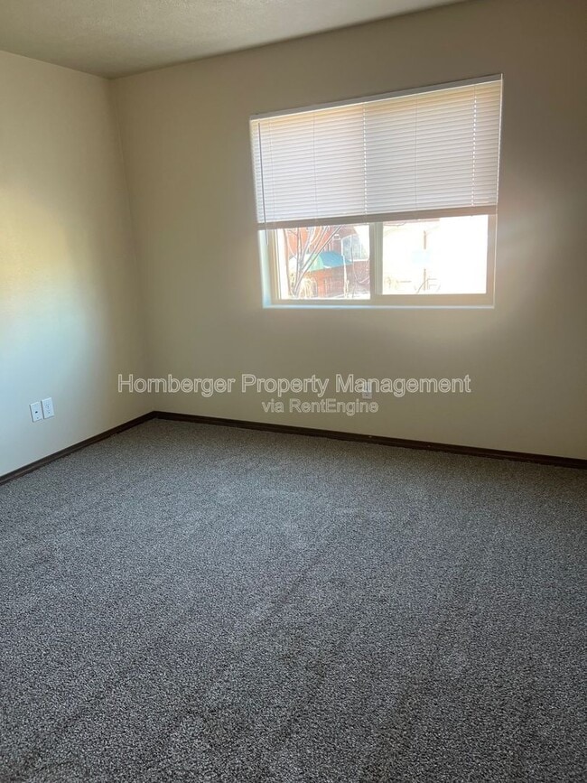 Building Photo - 803 W Knox Ave