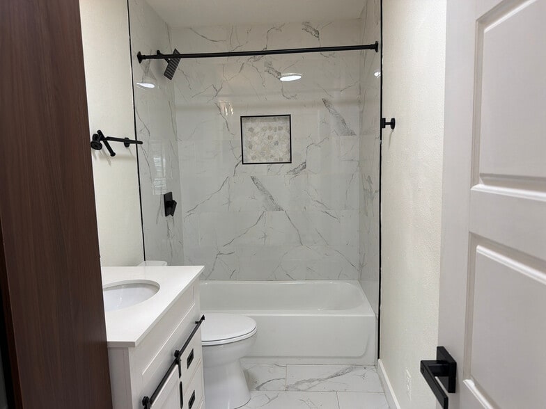 Building Photo - Room in House on Rockridge Dr