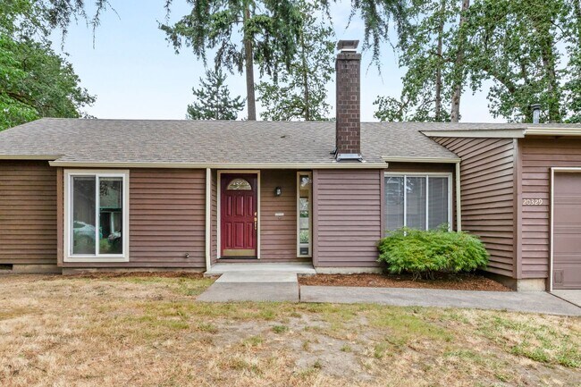 Building Photo - Must See! 3 bed/2 bath home with amazing private backyard - Double Garage/Community Pool