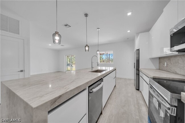 Building Photo - 1142 Dutchess St E