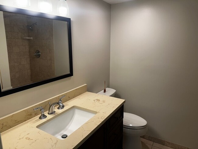 Building Photo - Sharp-Newly Remodeled Ground Floor Condo -...