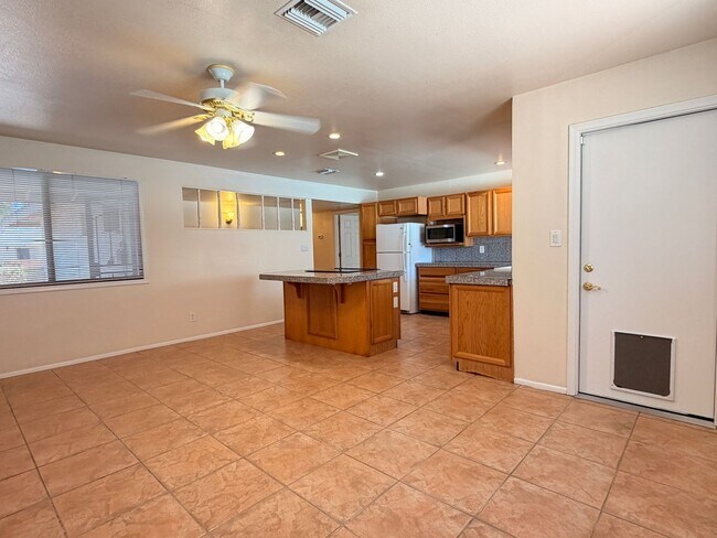 Building Photo - 718 E Manhatton Dr