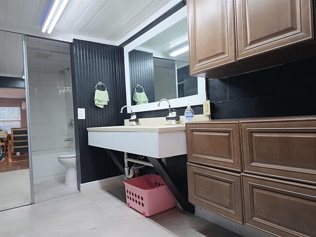 Building Photo - 4713 W El Prado Blvd