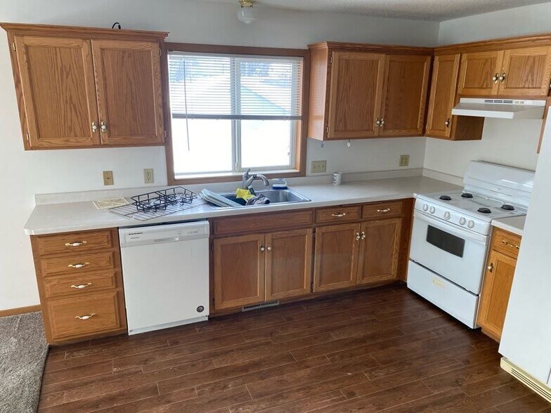 Building Photo - 106 5th Ave S