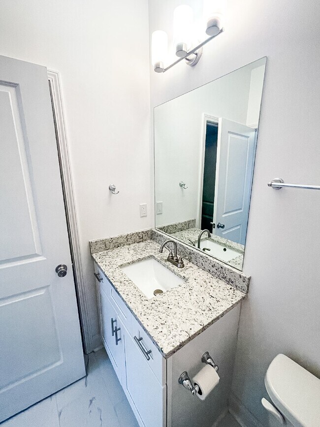 Building Photo - Pet Friendly End Unit Townhome