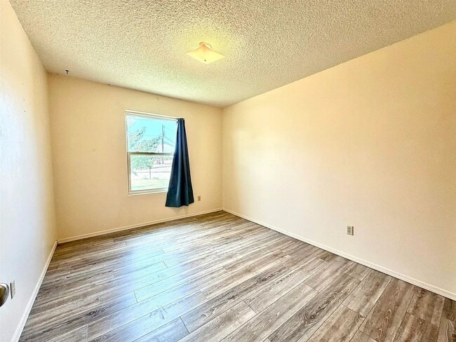 Building Photo - Welcome to this 3 BD, 2 Bth home situated on a corner lot!!