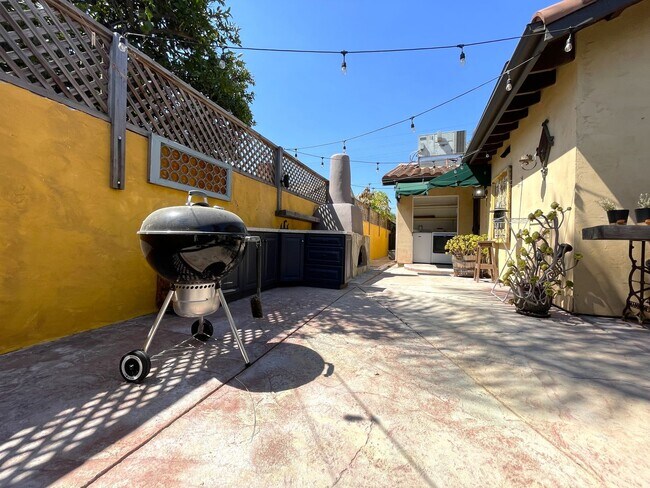 Building Photo - Custom 3-Bed, 2.5 -Bath Retreat with Luxury Features in Reseda