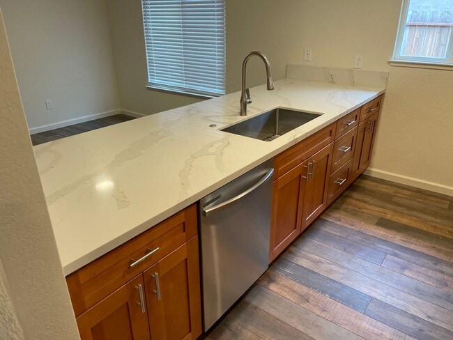 Building Photo - REMODELED DUPLEX CLOSE TO DOWNTOWN IN S. N...