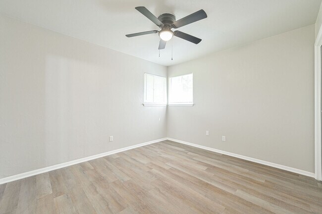 Building Photo - 1021 W Woodcrest Dr