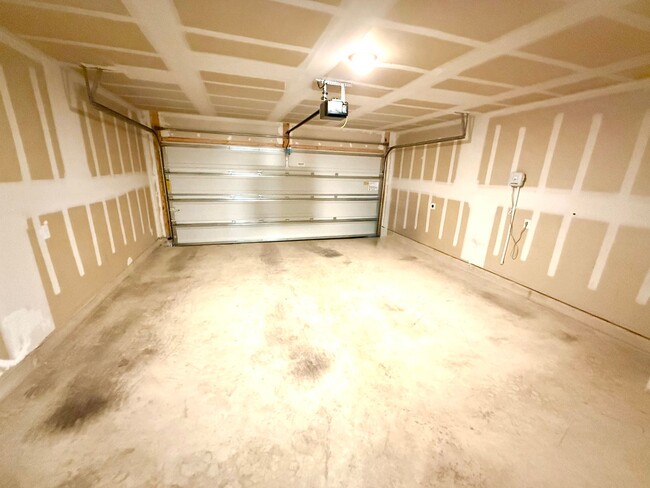 Building Photo - AVAILABLE NOW! 4 Bedroom / 2 Bath Home In ...