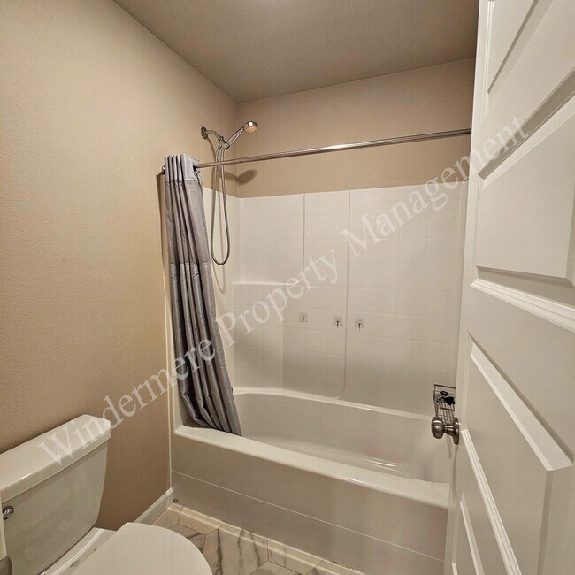 Building Photo - Spacious 4 Bedroom Home with Gas Fireplace, Office Space & 2-Car Garage!