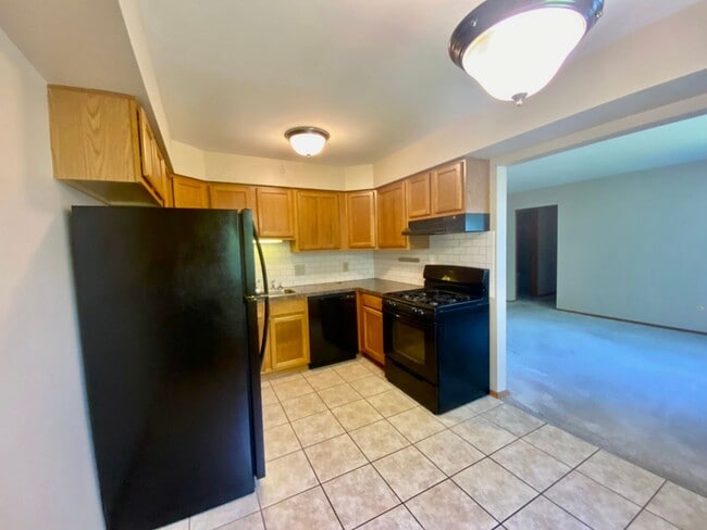 Building Photo - 2 Bed/1.5 Bath Ground floor