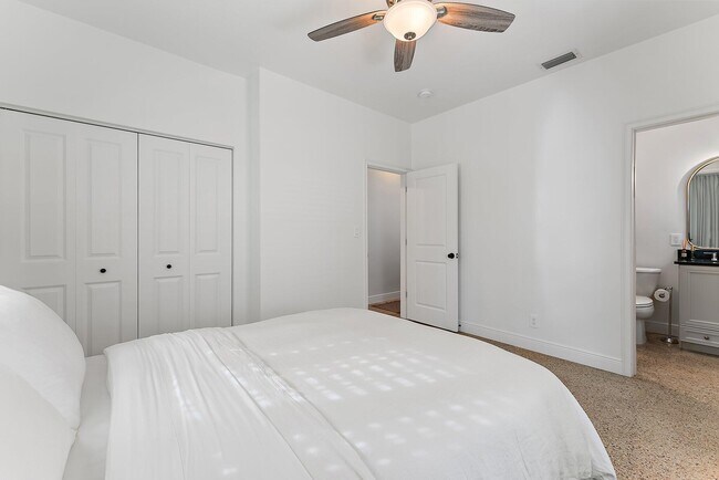 Building Photo - 513 E Whitney Dr