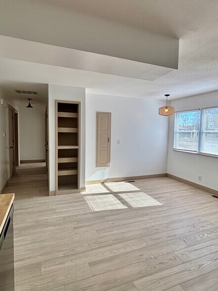 Building Photo - 900 E Kirkwood Dr