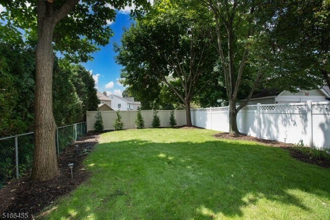 Building Photo - 170 Carteret St