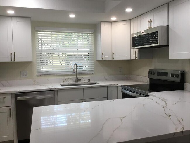 Building Photo - 44 Country Club Dr