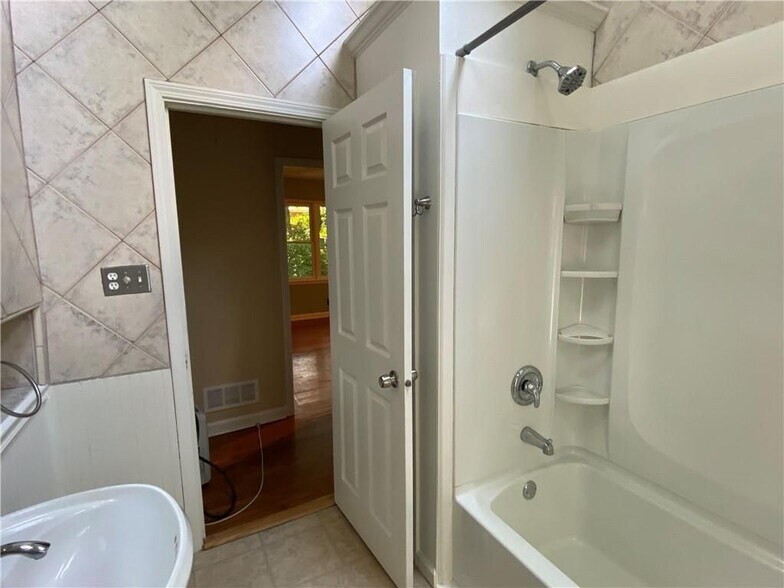 Building Photo - 1975 Clearwater Dr SE