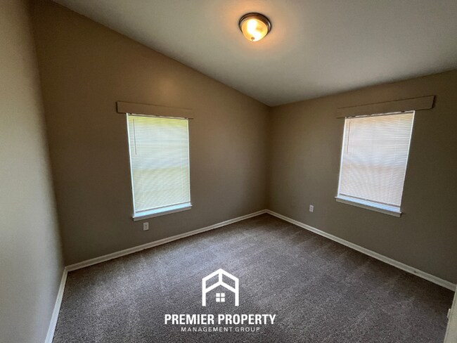 Building Photo - Charming 4BR/1BA Southwest Memphis Home | Vaulted High Ceilings & Large Fenced Yard