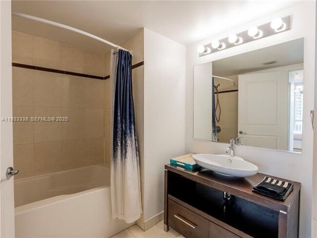 Building Photo - 480 NE 30th St