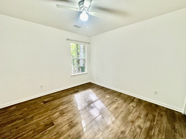 Building Photo - Four Bedroom, End Unit Townhome in the Farm!